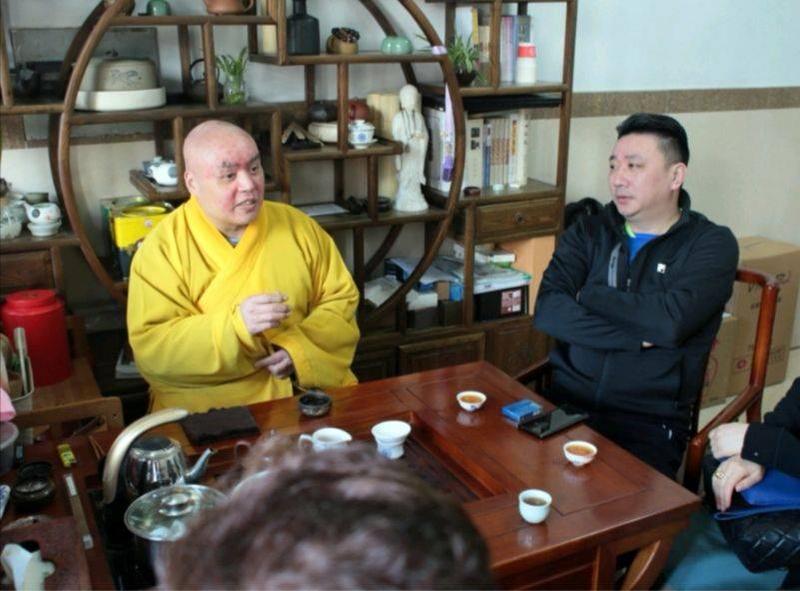 报国寺住持真心法师是一名超级乒乓爱好者,喝着禅茶,听着佛法,聊着